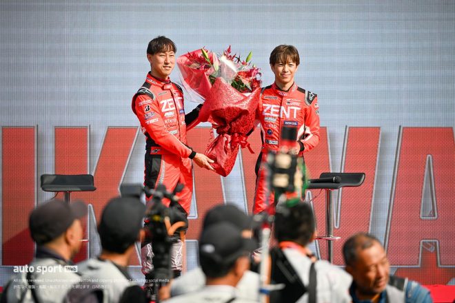 立川祐路引退セレモニーでは石浦宏明から花束が贈呈された