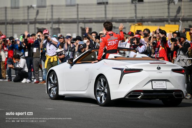 レクサスLC500コンバーチブルでパレードランを行う立川祐路