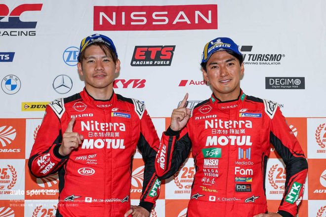 2023スーパーGT第8戦もてぎ　GT500クラスのポールポジションを獲得した高星明誠と千代勝正（Niterra MOTUL Z）