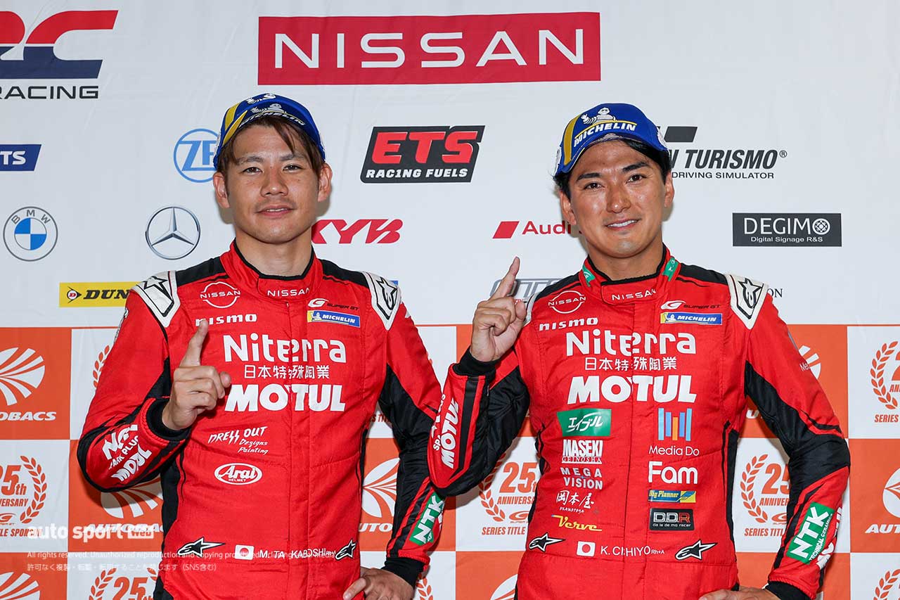 2023スーパーGT第8戦もてぎ　GT500クラスのポールポジションを獲得した高星明誠と千代勝正（Niterra MOTUL Z）