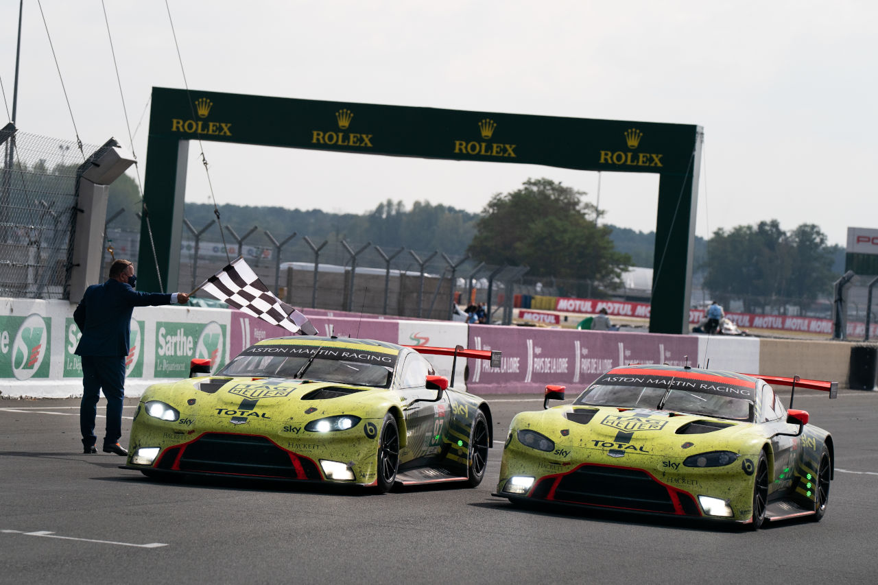 2020年のル・マン24時間レースで優勝した97号車アストンマーティン・バンテージAMR（左）