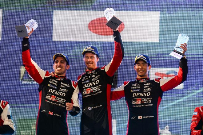 今季2度目の優勝でシリーズのドライバーズタイトル2連覇を決めたトヨタ8号車のセバスチャン・ブエミ（左）、ブレンドン・ハートレー（中央）、平川亮（右）