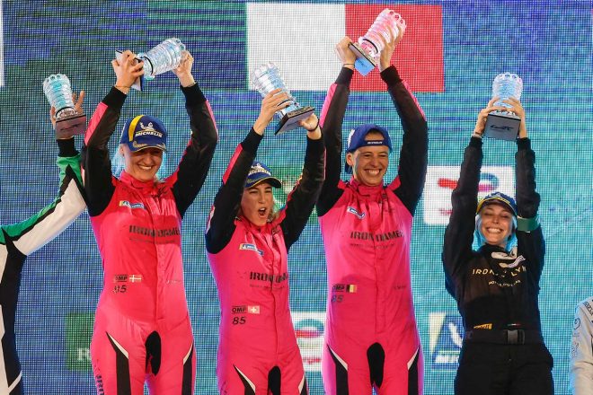 LMGTEクラス優勝の表彰を受けるミシェル・ガッティン、ラヘル・フレイ、サラ・ボビー