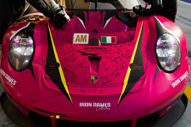 GTE時代最後のレースとなった2023年最終戦、アイアン・デイムスのポルシェ911 RSR-19のボンネットには、メッセージが書き込まれた