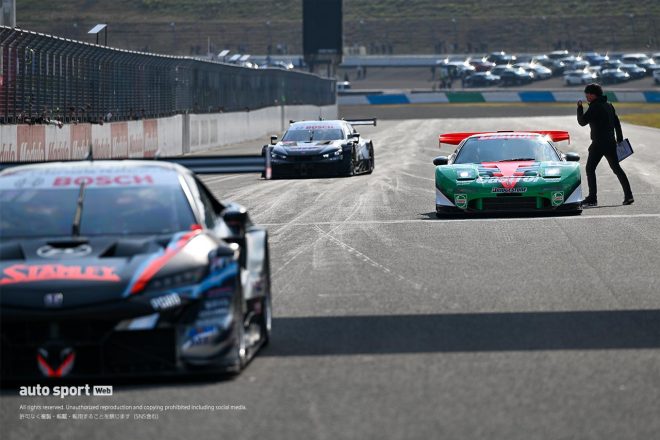 2023スーパーGT第8戦もてぎ　デモランを行ったカストロール無限NSXとホンダ・シビック・タイプR-GT、現行の5台のNSX-GT、STANLEY NSX-GT