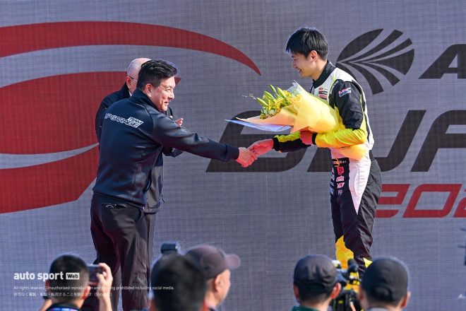 2023スーパーGT第8戦もてぎ　石田監督から花束を受け取った小林崇志。ここで来季のオファーがあったよう。