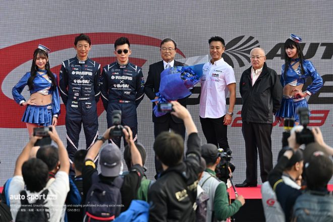 2023スーパーGT第8戦もてぎ　感謝状が贈呈されたNACの山田弘幸学長、PACIFIC RACING TEAMのメンバー