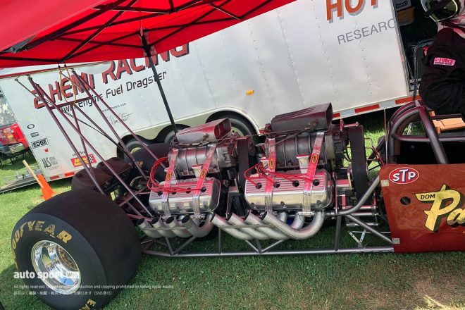 パドックに置いてあった、エンジンをふたつ搭載したマシン。パフォーマンスとして暖機をしてくれるのですが、エキゾーストの爆風でテントが飛ばされそうになります（笑）。