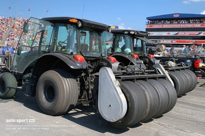 コース整備に使うトラクターみたいな車両。おそらく、タイヤのゴムを路面にこすりつけるためのものかと。路面との摩擦でものすごい音がします。