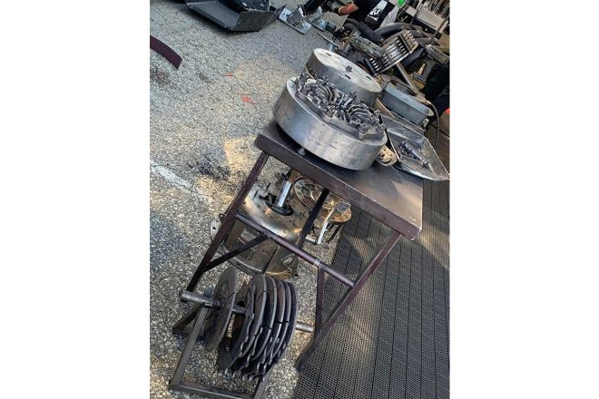 クラッチの整備風景。下に置かれているのがプレートで、6プレート・クラッチのようです。台の上に置かれているのが調整作業用のジグ。