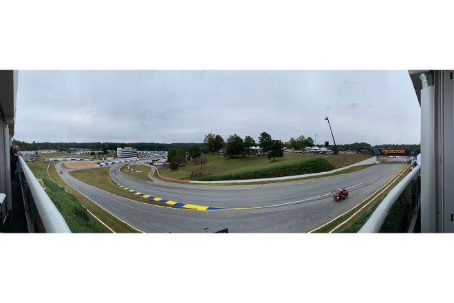 IMSA最終戦プチ・ル・マンが行われたロード・アトランタの最終コーナーをパノラマで撮ってみました。マシンは右から左に向かい、最終コーナーからホームストレートへ向かっていきます。ランオフエリアが狭い！