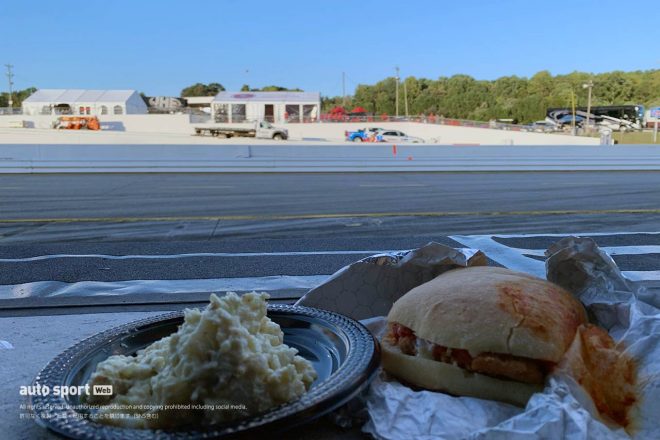 こちらがプチ・ル・マン決勝レース中の夕食でございます。白いウォールの向こうがホームストレートです。