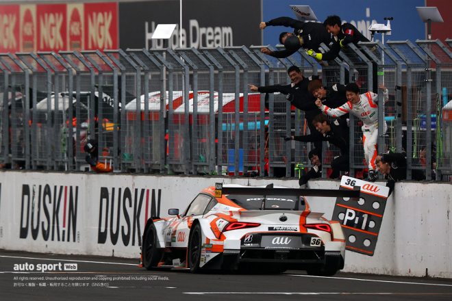 2023スーパーGT第8戦もてぎ　フィニッシュした宮田莉朋のau TOM’S GR Supraを迎える坪井翔とチームクルーたち