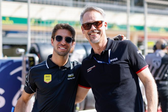 アントニオ・フェリックス・ダ・コスタ（左）は2024年、フォーミュラEに専念するためWECには出場しない。右はポルシェ・モータースポーツ責任者のトーマス・ローデンバッハ