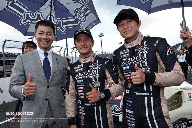 2023スーパーGT第8戦もてぎ　サーキットを訪れた山本左近議員と記念撮影する平良響と堤優威（muta Racing GR86 GT）