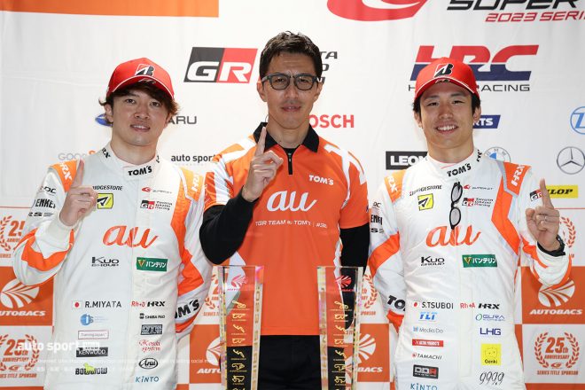 2023年シーズンのタイトルを獲得した宮田莉朋／伊藤大輔監督／坪井翔（au TOM’S GR Supra）