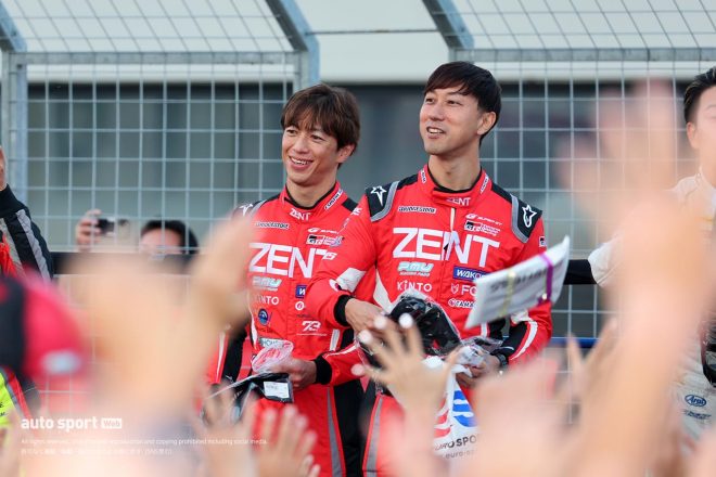 2023スーパーGT第8戦もてぎ　レース後、セレモニーに登壇した立川祐路と石浦宏明