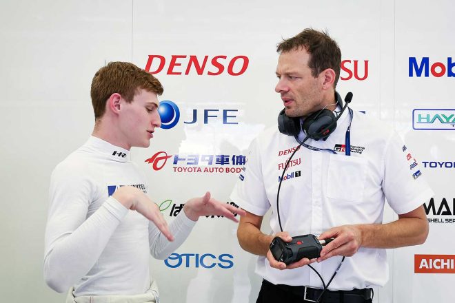 トヨタのアドバイザー役を務めるアレックス・ブルツと話すジョシュ・ピアソン