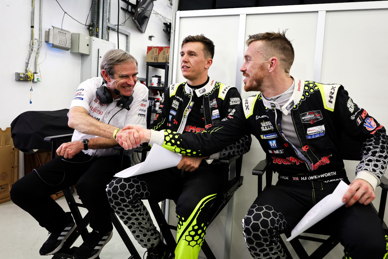 ベン・バーニコートを間にはさみ、テクニカルディレクターのパスカル・バセロン（左）と握手を交わすジャック・ホークスワース（右）　2023年WECルーキーテスト