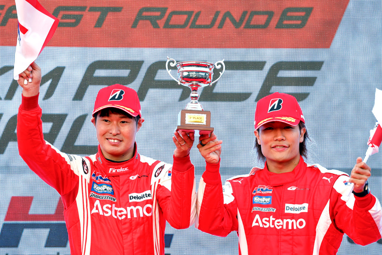 3位表彰台を獲得した塚越広大（左）と松下信治（右）　2023スーパーGT第8戦もてぎ