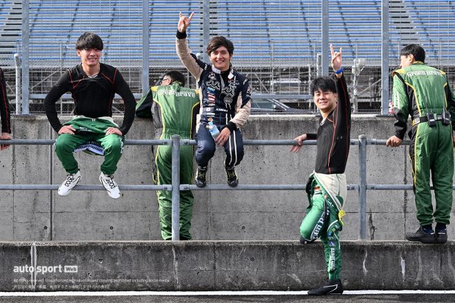 11月6日モビリティリゾートもてぎGT300燃料　リラックスした表情でテストに臨む埼玉トヨペットGB GR Supra GTの野中誠太、川合孝汰、muta Racing GR86 GTの平良響