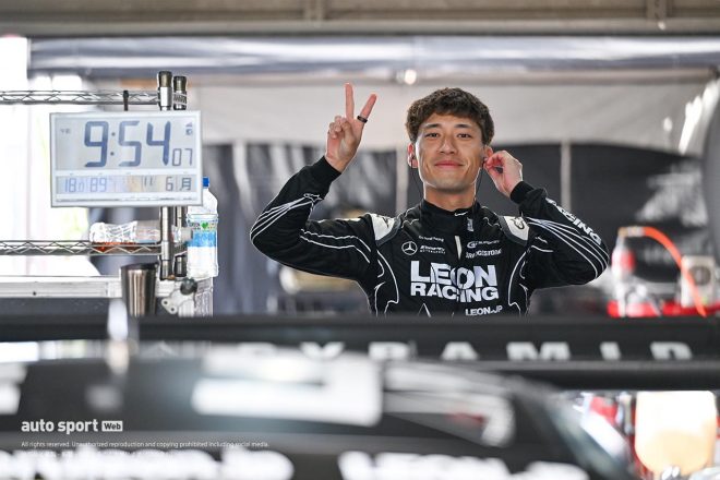 11月6日モビリティリゾートもてぎGT300燃料　リラックスした表情でテストに臨むLEON PYRAMID AMGの篠原拓朗