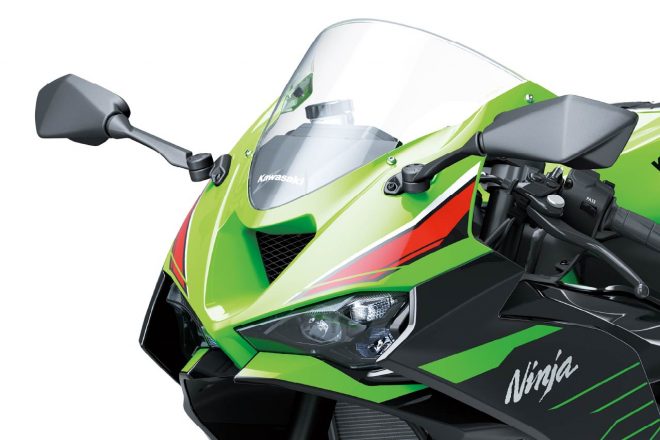 新型のヘッドライトとフロントカウル（ZX-6R）