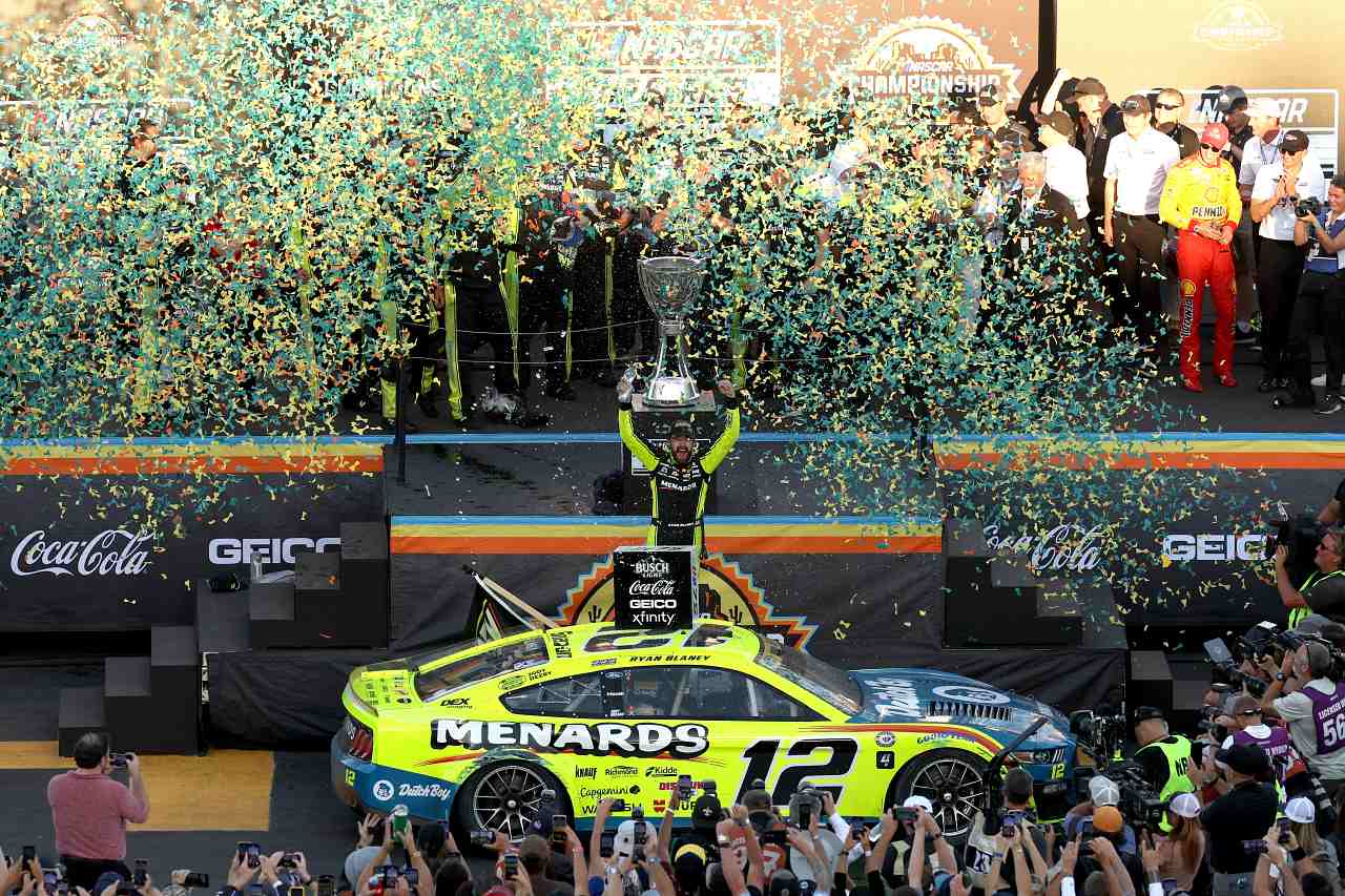 ライバルを従え2位でチェッカーを受けたライアン・ブレイニー（Team Penske／フォード・マスタング）がチャンピオンに輝く結末に
