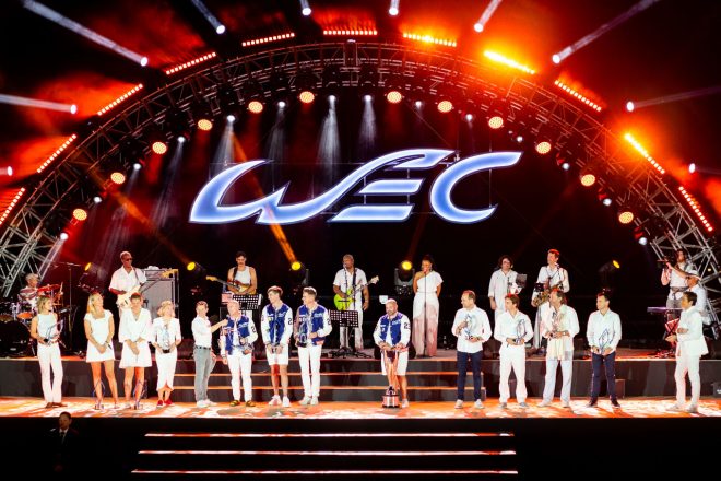 表彰を受けるコルベット・レーシングのドライバーたち。インタビューを受けているのがベン・キーティング、右隣にニコラス・バローネ、その隣がニッキー・キャツバーグ