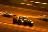 レース終盤、85号車ポルシェ911 RSR-19（アイアン・デイムス）と優勝を争った777号車アストンマーティン・バンテージAMR（Dステーション・レーシング）　2023年WEC第7戦バーレーン8時間レース