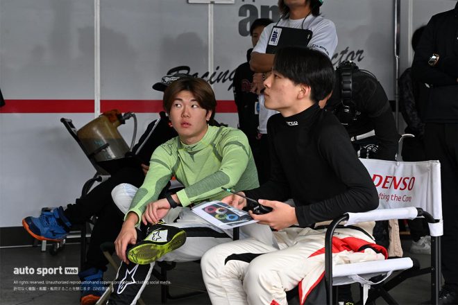 11月6日モビリティリゾートもてぎGT300燃料テスト　小高一斗と走行を見守る中村仁