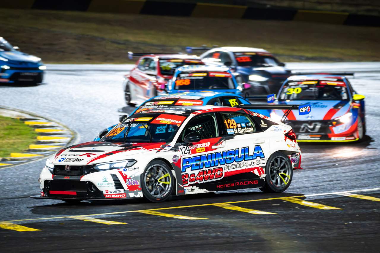 FL5型の開発を担当したネストール・ジロラミも、南米に続きシビックでのオーストラリア連戦とマカオ出場が決まった