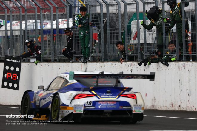 2023スーパーGT第8戦もてぎ　ピットウォールでWedsSport ADVAN GR Supraのフィニッシュを見守る坂東正敬監督
