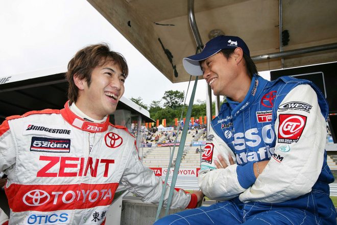 2005年スーパーGT第4戦SUGO　立川祐路（ZENTセルモスープラ）と脇阪寿一（エッソウルトラフロースープラ）