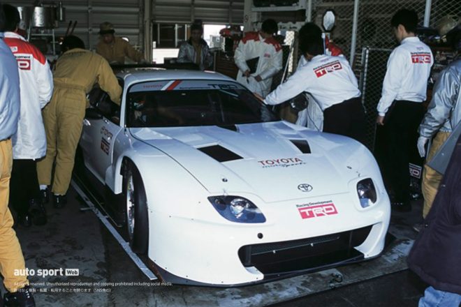 立川祐路がステアリングを握るTRD開発車両のトヨタ・スープラ