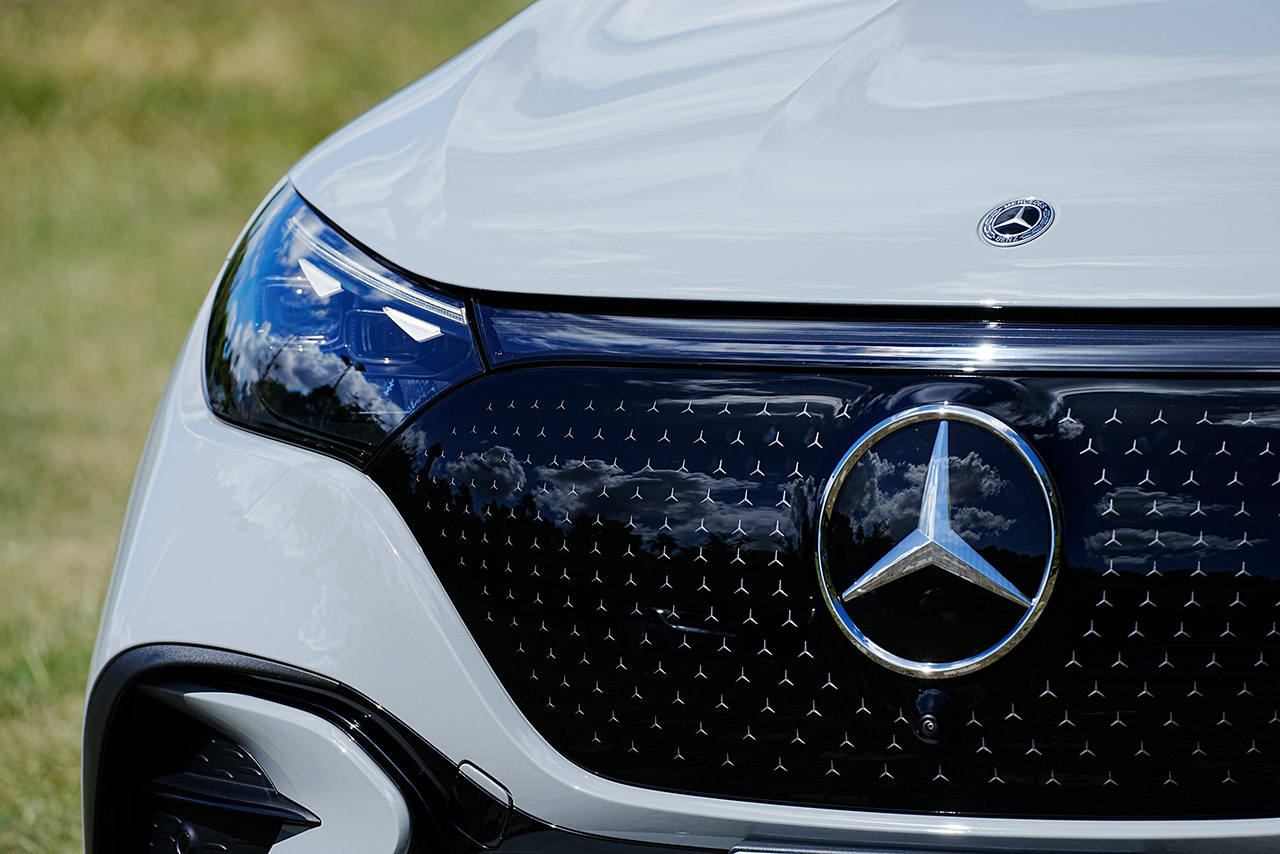 フロントフェイスは立体的なスリーポインテッドスターをあしらった“ブラックパネル”ユニットに統合されている。このブラックパネルユニットは裏側に備わる超音波センサーやカメラ、レーダーなど、運転支援システムのさまざまなセンターのカバーとしての機能性も備えている。