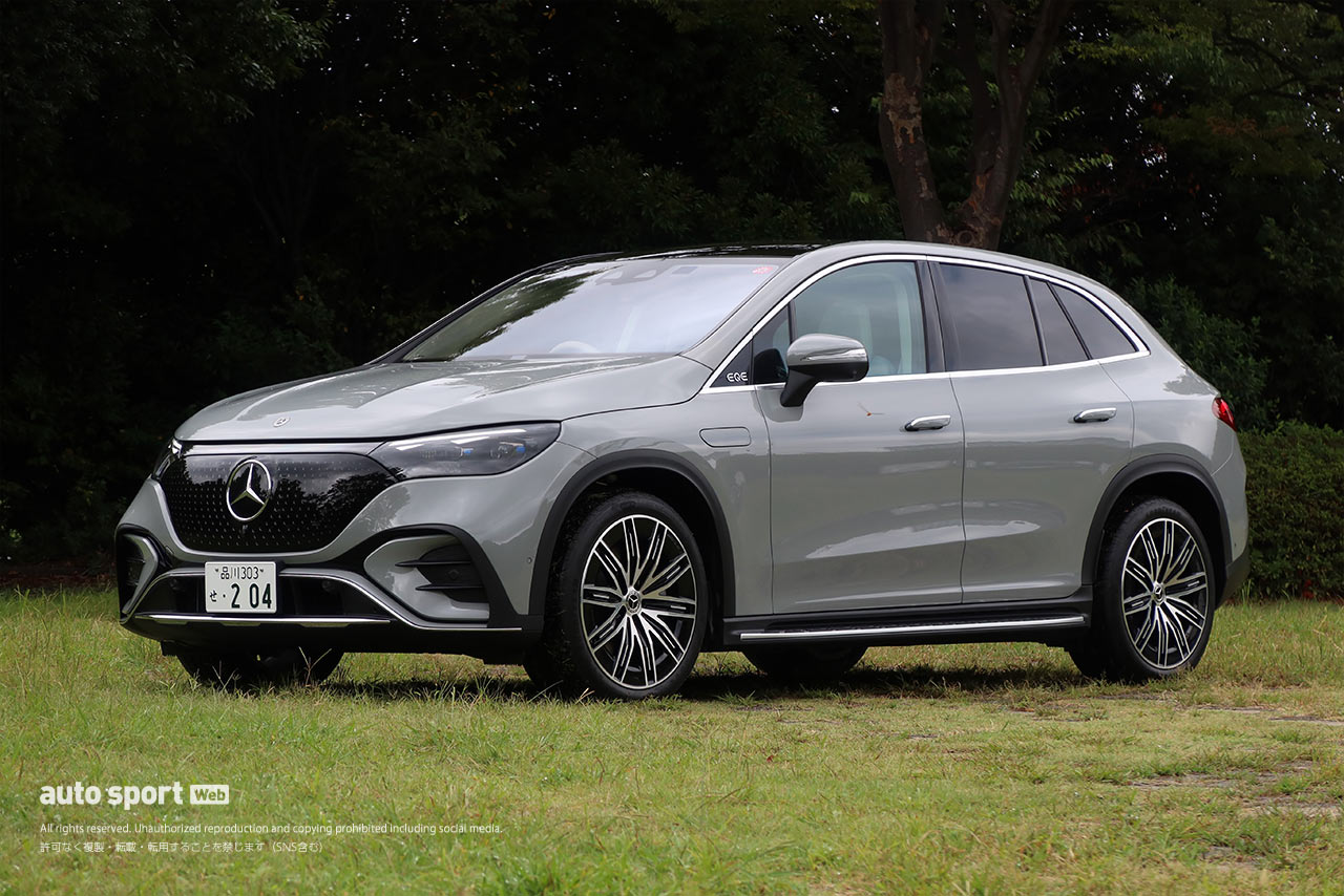 EQE350 4MATIC SUVの車両本体価格は1369万7000円（税込）。 ボディカラーはアルペングリーンソリッド（オプション価格：14万3000円）。インテリアはネパグレー／ピスケーブルー（本革）。