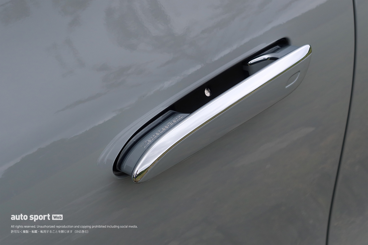 ドアハンドルは、格納式のシームレスドアハンドルが標準装備となっている。