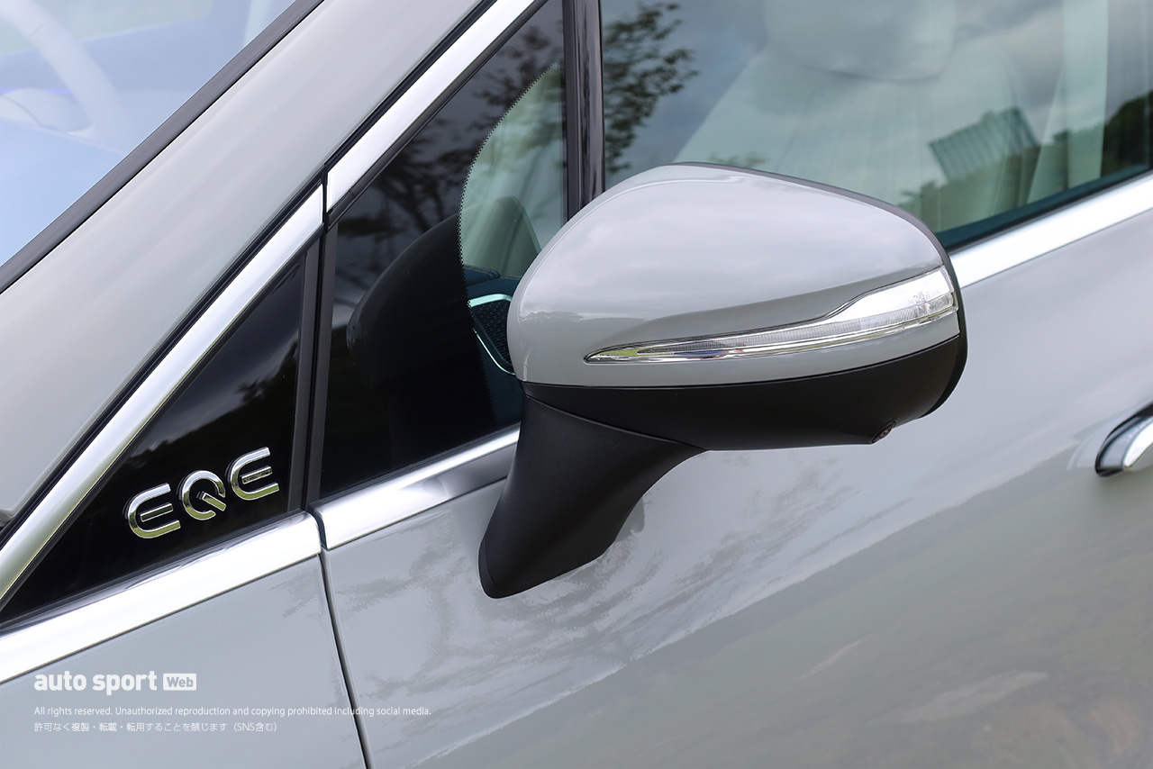 ドアミラーは、エアロダイナミクスとエアロアコースティスク（空気音響学特性）を高める観点からベルトラインに配置されている。