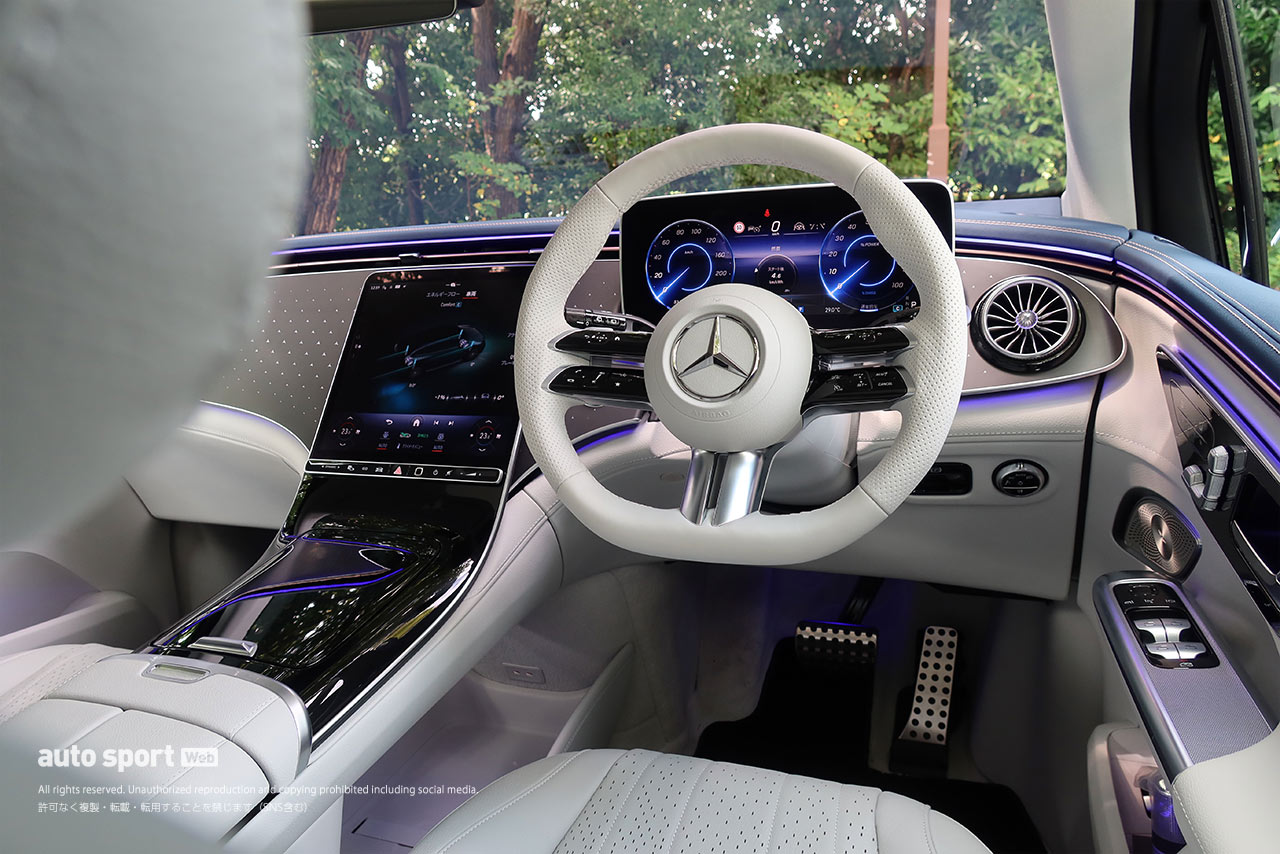 センターコンソールの前部はダッシュボードにつながり、下側は宙に浮いたような構造となっている。