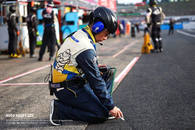 レース前に路面温度を計測するミシュランタイヤのエンジニア