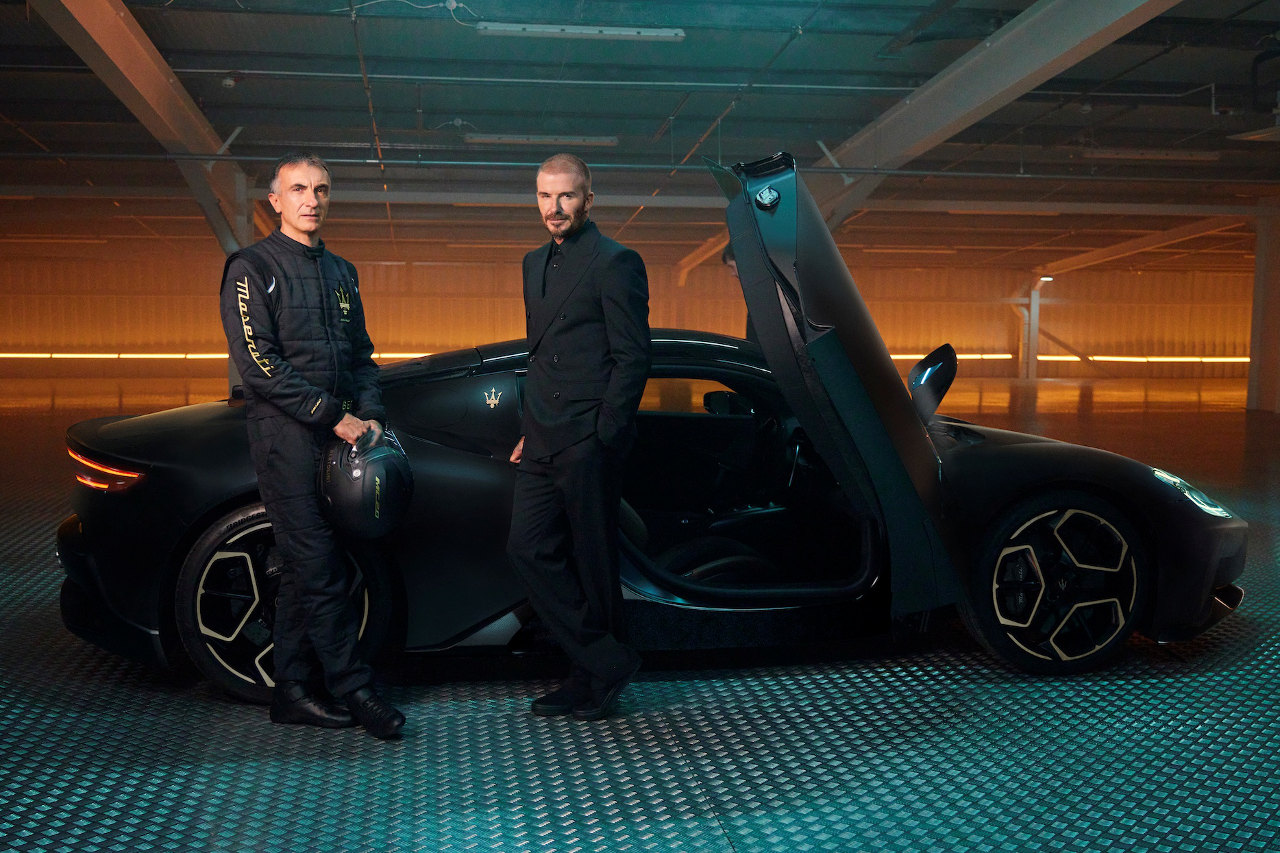 『マセラティMC20ノッテ』の発表を記念したショートフィルムには、アンドレア・ベルトリーニ（左）とデイビッド・ベッカム（右）が出演している