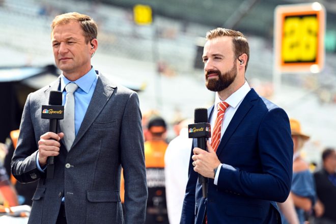 NTTインディカー・シリーズを放送するNBCスポーツでレポータを務めているジェームズ・ヒンチクリフ（右）