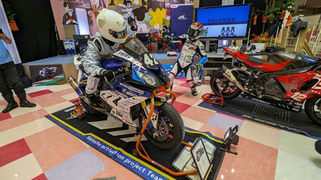 バイクに跨るスーパーカートの平野桔梗