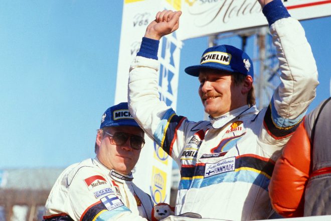 1986年のスウェディッシュラリーを制したユハ・カンクネン（右）。彼はこの年、自身初となるWRCチャンピオンに輝くこととなる