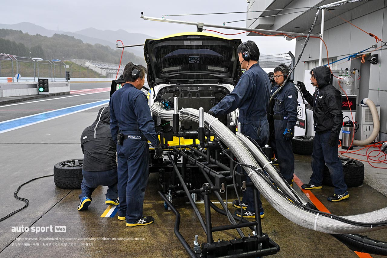 2023スーパー耐久第7戦富士　ORC ROOKIE GR Corolla H2 conceptの給水素の様子