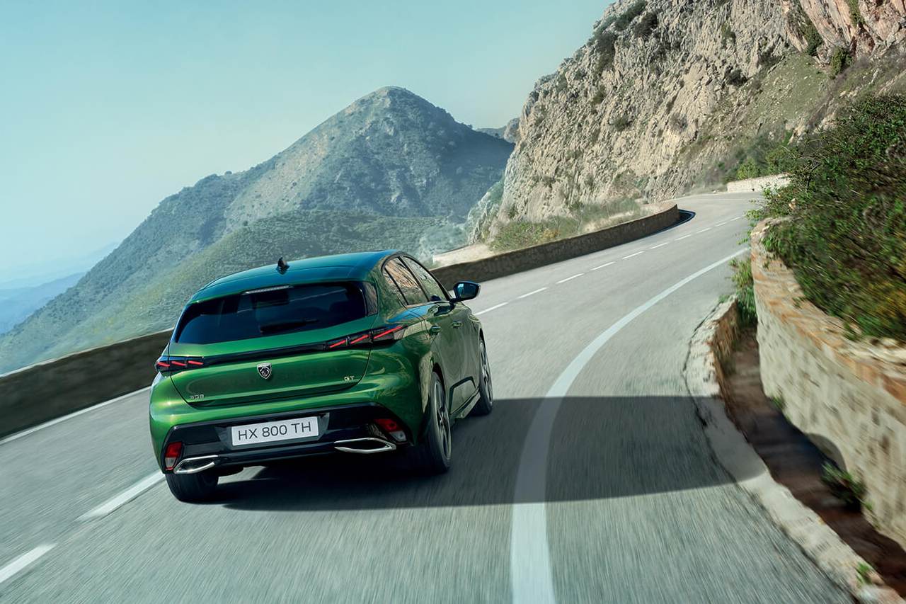 ルーフ上部に特徴的なロングスポイラーを装備し、テールにも3DフルLEDテクノロジーを採用し、こちらも3本の爪をイメージしたモダンなライトシグネチャーが表現される