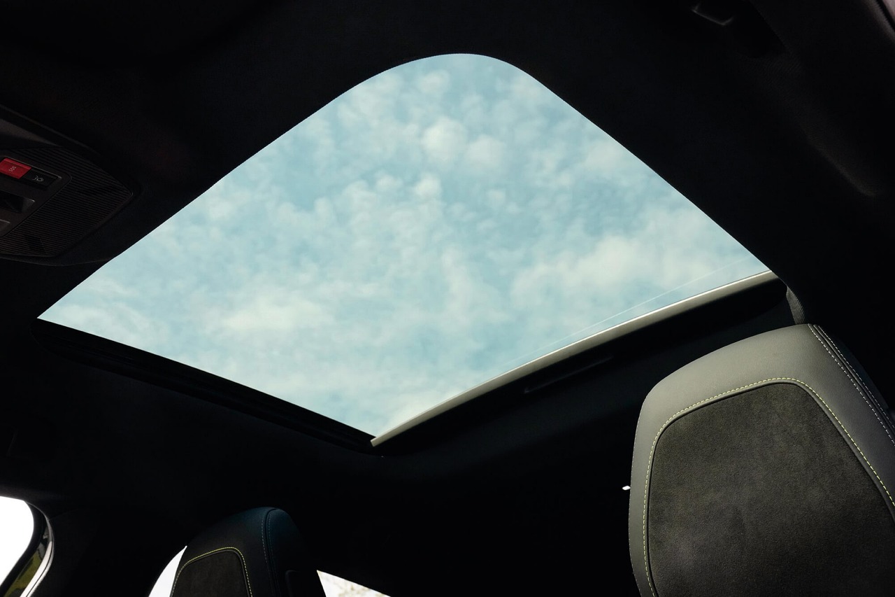 人気アイテムのパノラミックルーフも特別装備され、爽快なドライブフィールを持つ1.2"PureTech"の質感をより一層、際立たせた1台となっている