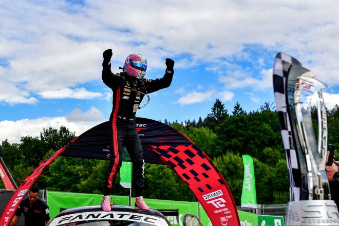 2023トタルエナジーズ・スパ24時間レースでの優勝後、88号車メルセデスAMG GT3エボのルーフの上に登り、喜びを表現するラファエル・マルチェッロ