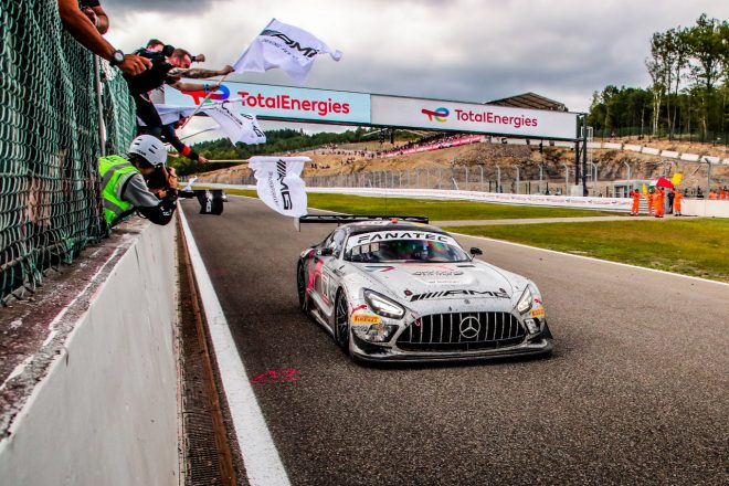 2022年のスパ24時間レースで、トップチェッカーを受けた88号車メルセデスAMG GT3エボ（メルセデスAMG・チーム・アコーディスASP）